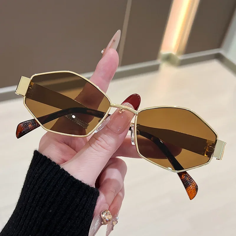 Occhiali da sole da donna con  - Designer Sunglasses recensione e prezzo